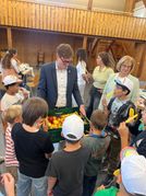 Die Kinder erhielten von Heidrun Widmayer und Markus Kleemann einen großen Obstkorb und jeder ein Eis, das trotz der kühlen Temperaturen reißenden Absatz fand.